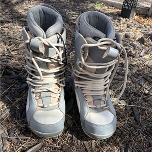 Snowboarding boots woman’s size 9
